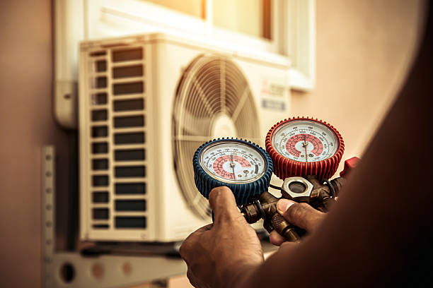 Professional Hvac technician working in Sparr, FL